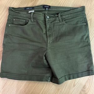 NYDJ Avery short, khaki green, 14w